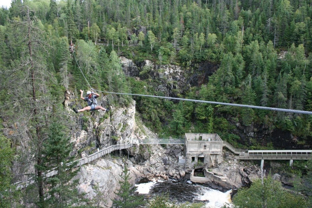 tyroliennes caverne trou de la fée