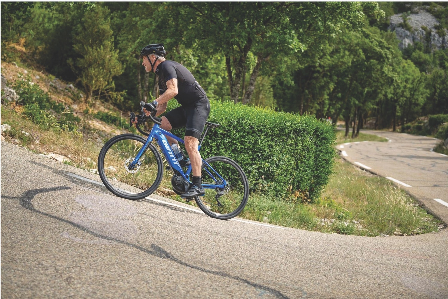 Un vélo de route ou gravel à assistance électrique pour ceux qui n'ont pas  ou plus la forme. 