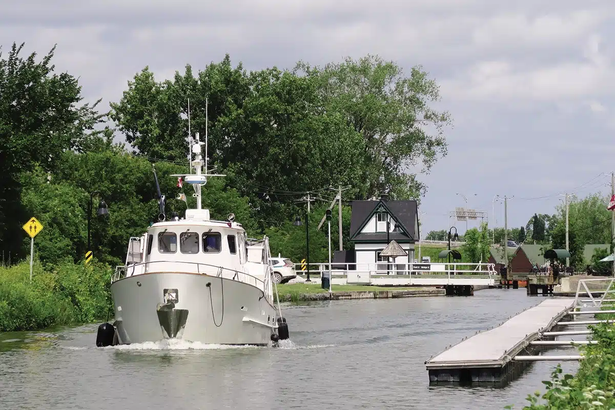 La piste cyclable du Canal-de-Chambly permet de croiser la circulation fluviale.