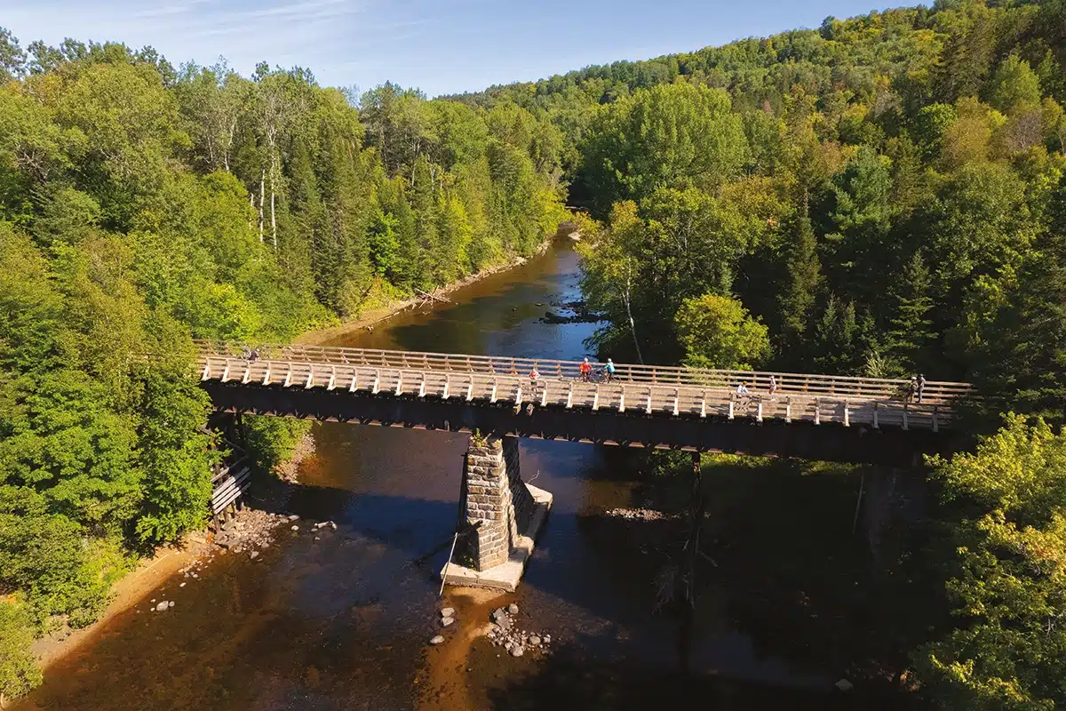 Le P’tit Train du Nord donne accès aux rivières et lacs des Laurentides.