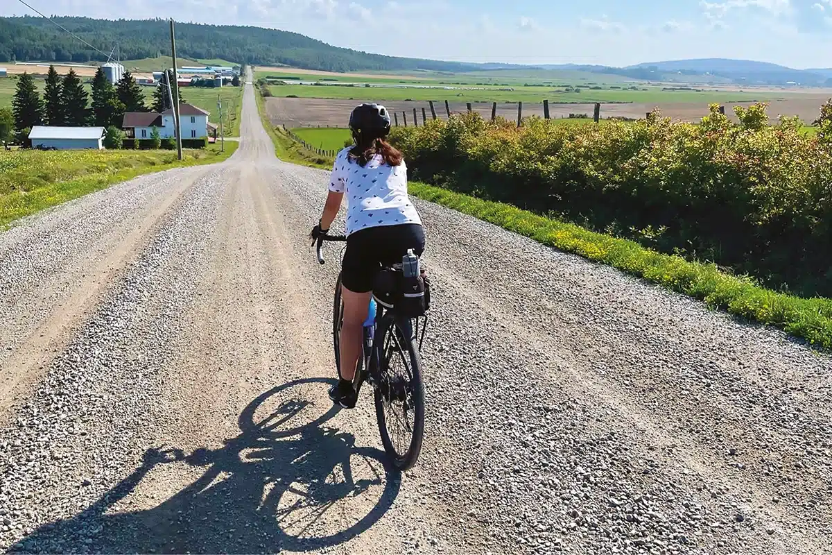 En Abitibi-Témiscamingue, les chemins en gravier du Témiscamingue traversent des paysages ouverts, ce qui est parfait pour le vélo de gravelle.