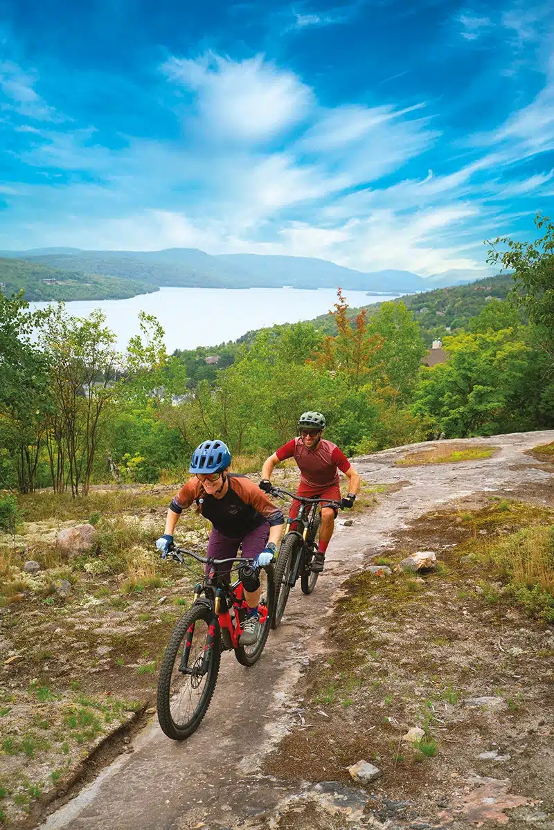 Cyclistes sur des sentiers de vélo de montagne dans les Laurentides.