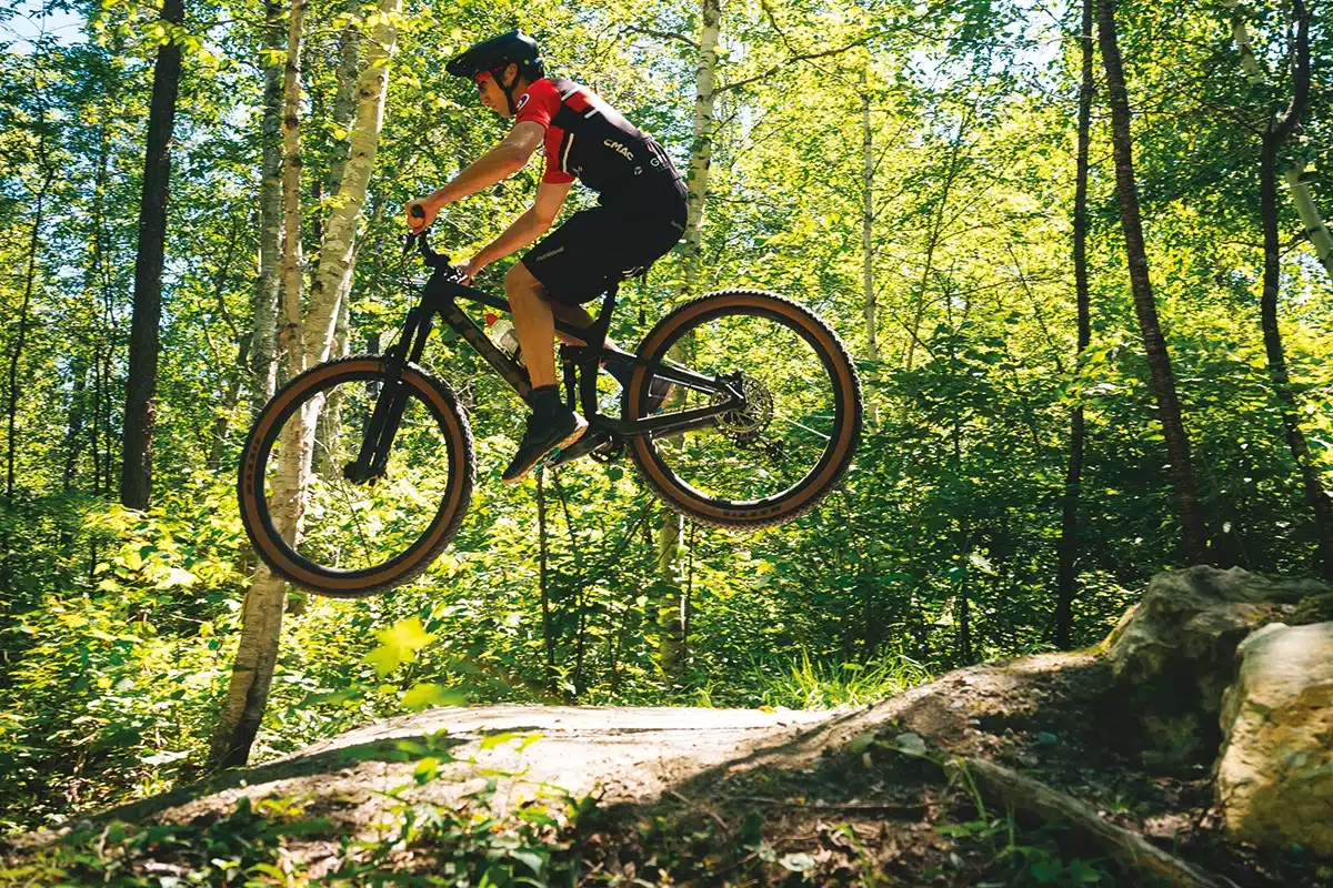 Vélo de montagne acrobatique dans les sentiers de la Forêt récréative, à Val-d’Or