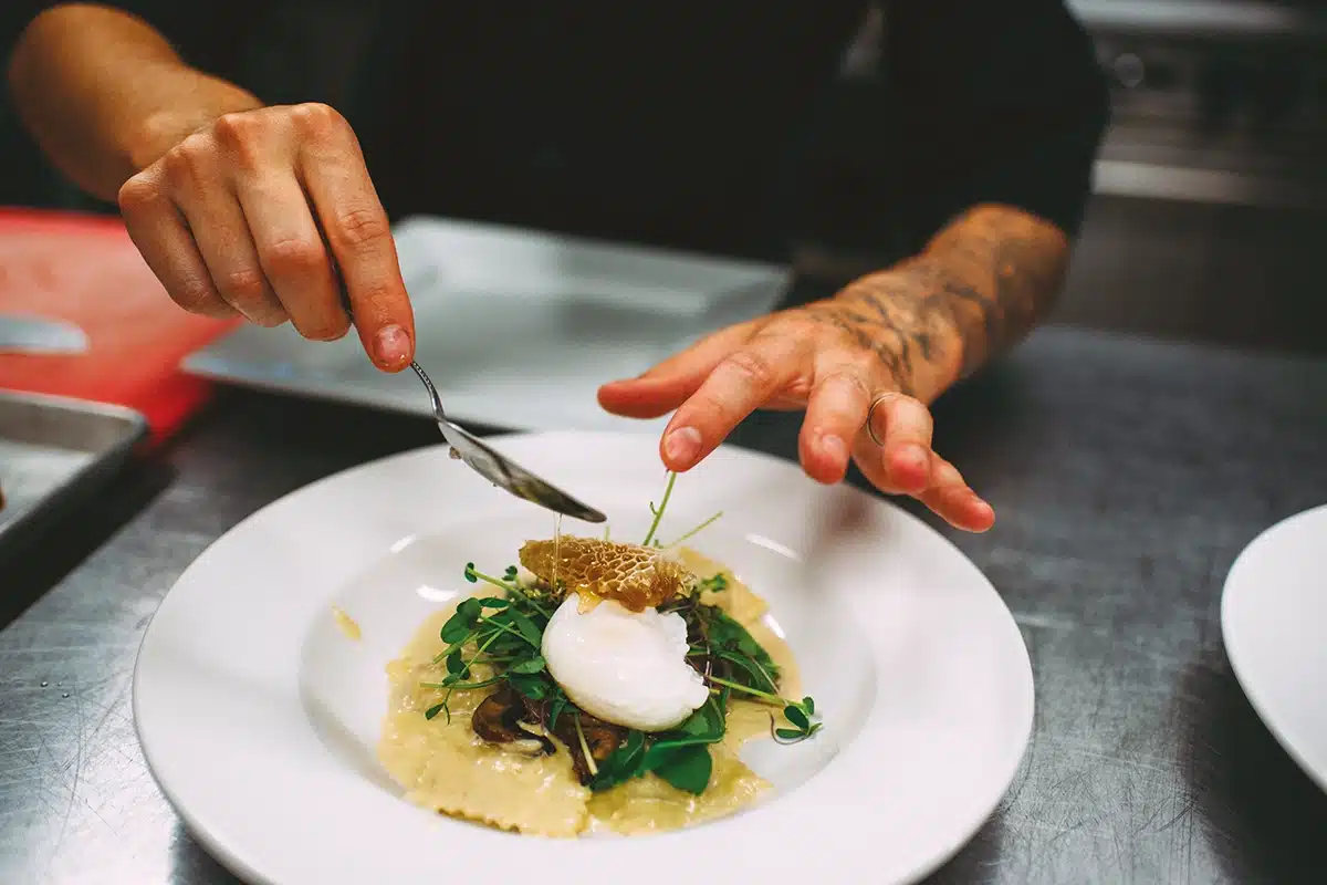 Plat gourmand à l'Éden rouge